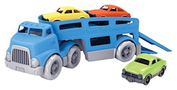 汽车运载车辆由绿色的玩具