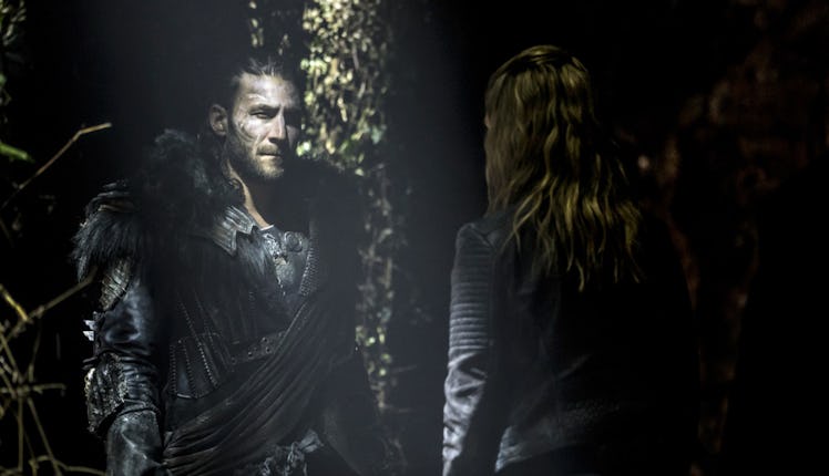 Zach McGowan as Roan and Eliza Taylor as Clarke in 'The 100' Season 4