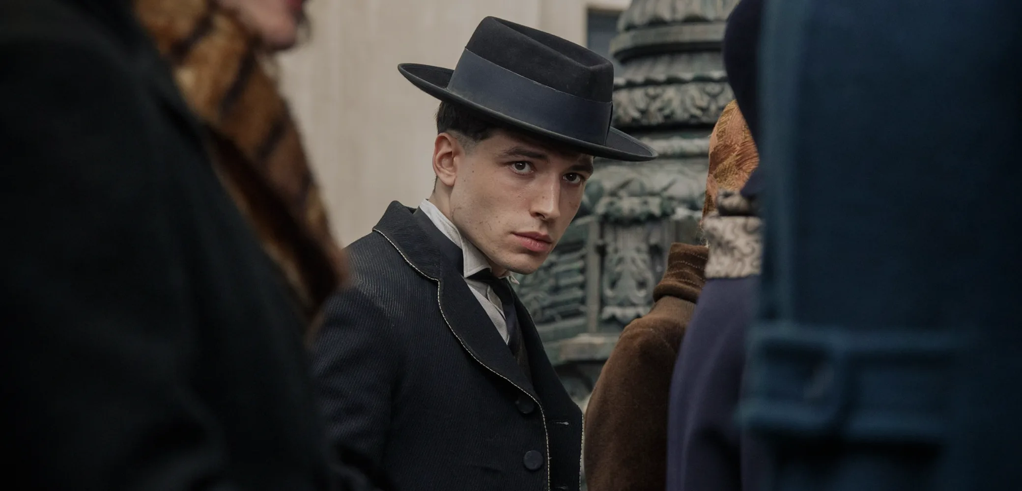 Why Ezra Miller Turns Into A Black Cloud in 'Fantastic Beasts'
