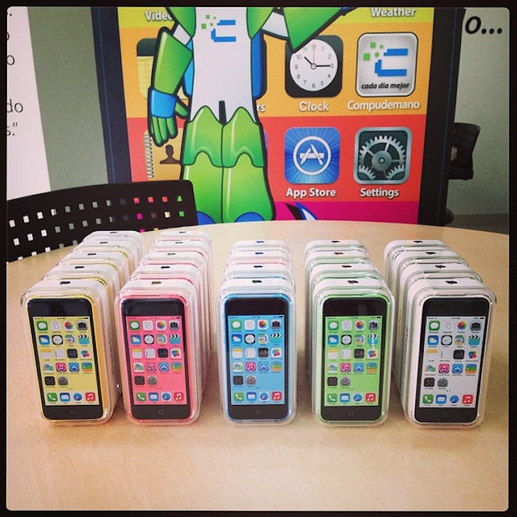 Quieres uno de estos iPhone 5c?. Simplemente síguenos en Instagram y haz un screenshot de tu follow,...