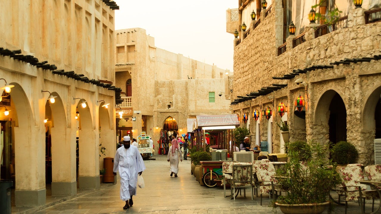 A street with old buildings with no use of A/C outside