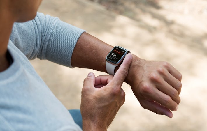 fitbit v apple watch 4