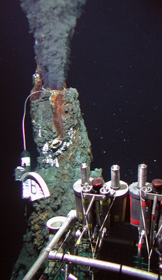 black smoker hydrothermal chimney