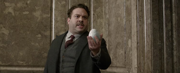 Jacob with Newt's hatching egg in 'Fantastic Beasts and Where to Find Them'