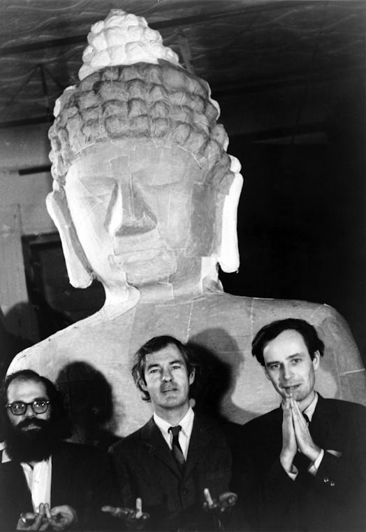  Leary, Ginsberg, Metzner in front of Buddha