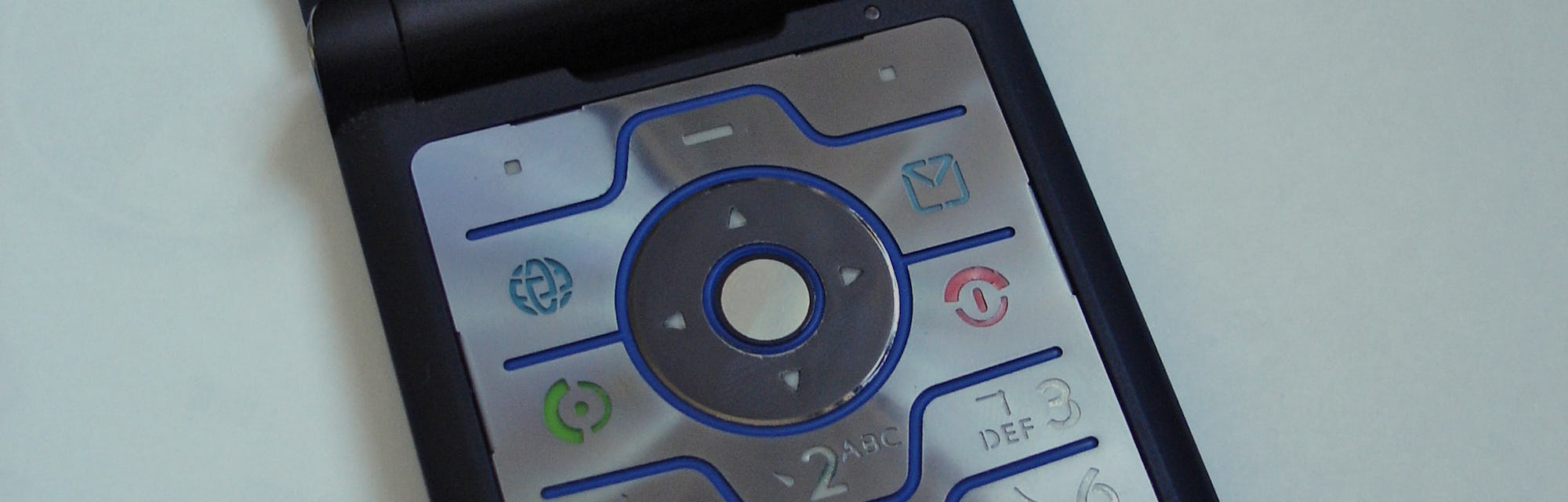 Does Samsung Think Motorola Razr Like Flip Phones Will Beat The Iphone Does Samsung Think Motorola Razr Like Flip Phones Will Beat The Iphone