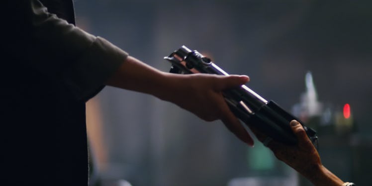 Maz hands Leia the family lightsaber in a deleted scene from 'The Force Awakens'