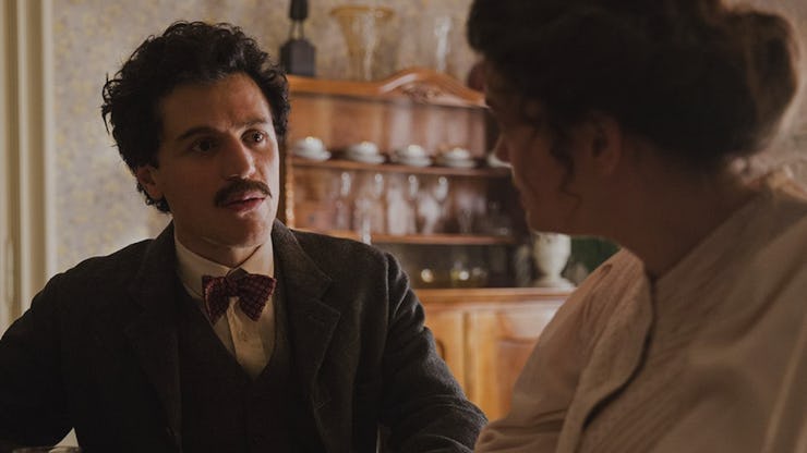 Einstein talking to a woman in the series 'Genius'