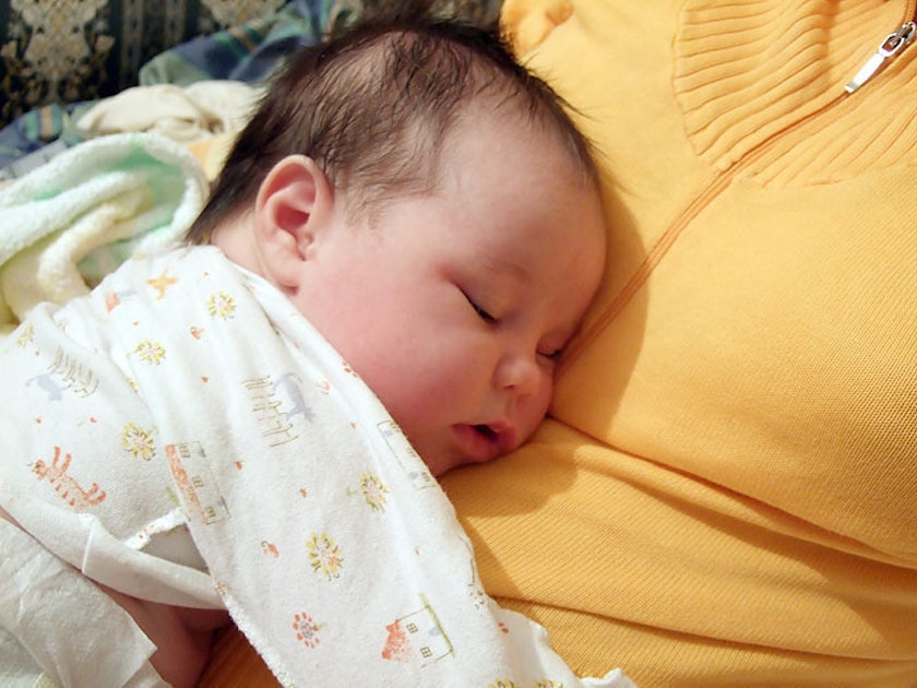 Можно детей будить. Будить ли новорожденного. Разбудить младенца. Будить новорождённого ночью. Нужно ли будить новорожденного.