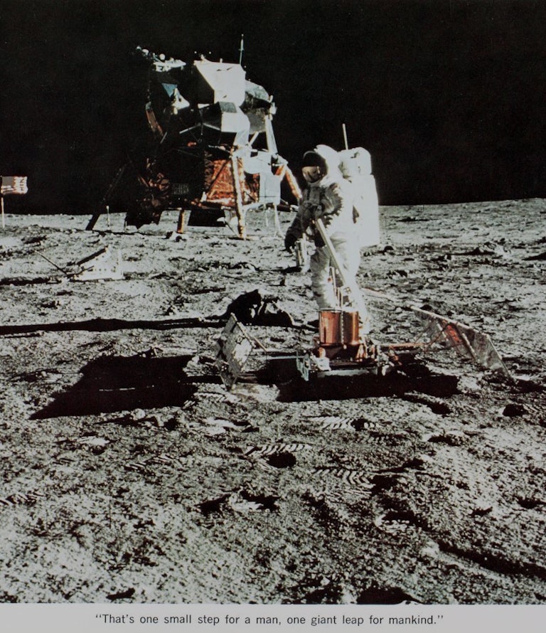 Нападение на лунный участок. Аполлон 1969 Аполлон 11. Корабль Аполлон 11. Миссия Аполлон 11. Экипаж Аполлон 11.