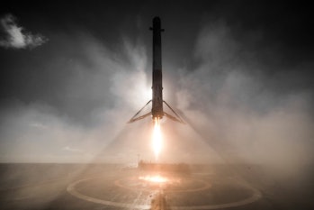 SpaceX Falcon 9 coming in to land.