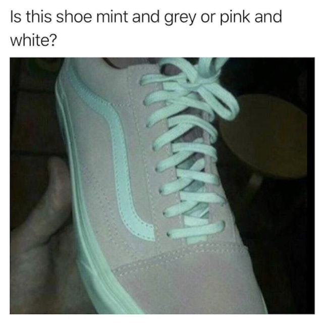 Какие кроссовки розовые или. Кроссовок розовый или бирюзовый. Кеды розовые или. Какого цвета кеды. Оптическая иллюзия кроссовок.
