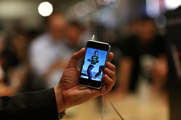 The 2007 iPhone displaying a photo.