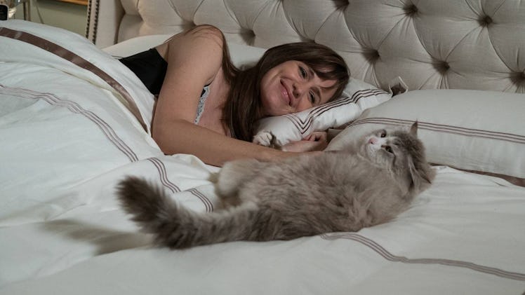 Jennifer Garner lying on a bed with a cat in "Nine Lives"