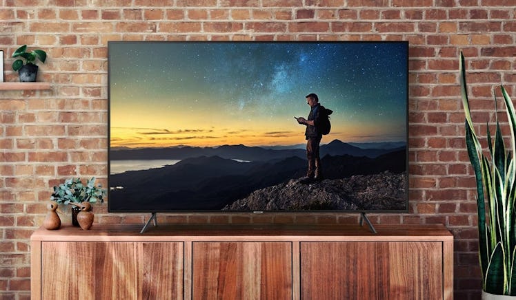 Smart Samsung 40NU7100 TV in front of a brick wall