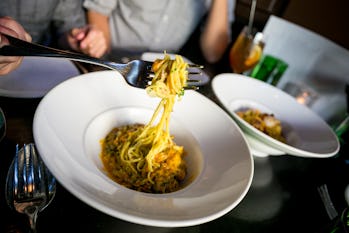 forchetta che solleva la pasta da una ciotola
