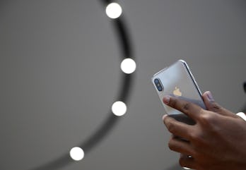 en deltagare tittar på en ny iPhone X Under ett Apple-specialevenemang på Steve Jobs Theatre på Apple Park campus den 12 September 2017 i Cupertino, Kalifornien.