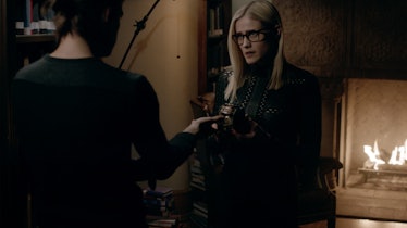 Alice (Olivia Taylor Dudley) handing over the Syphon given to her by the Library.