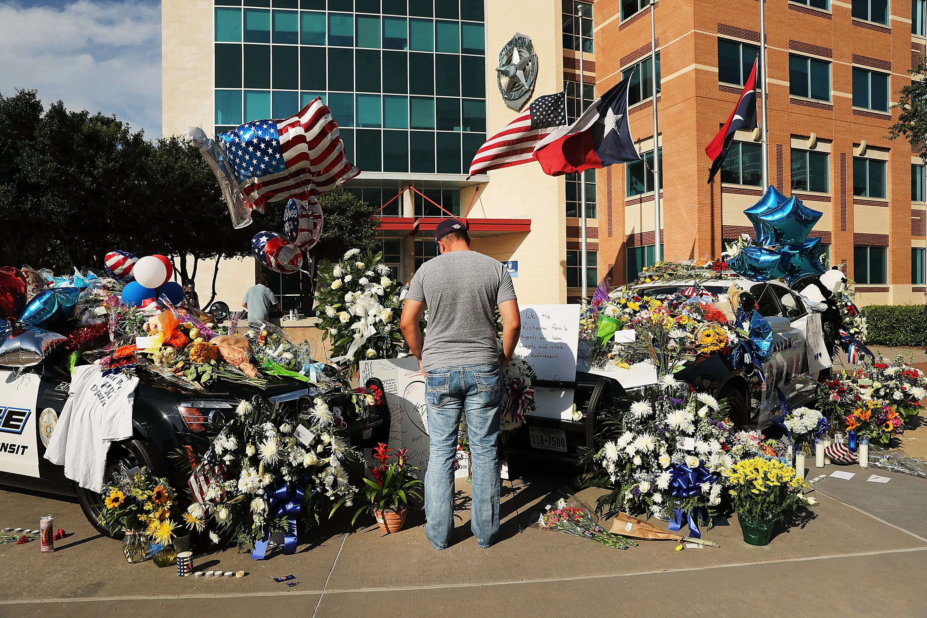 7 Police Officers Wounded, 5 Dead in Dallas Sniper Attack