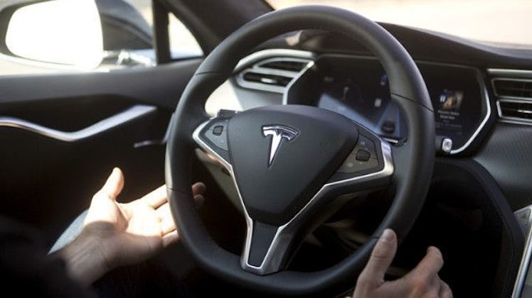 Tesla smetta di ingannare gli utenti col termine Autopilot. Monito da Berlino