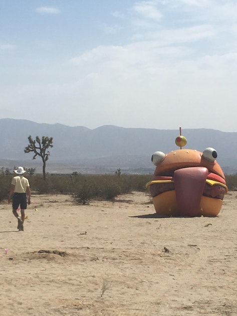 Fortnite Season 5 Theories What Fans Saw At The Burger Desert Pop Up