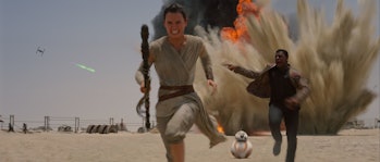 Rey and Finn escape Jakku in 'Star Wars: The Force Awakens'