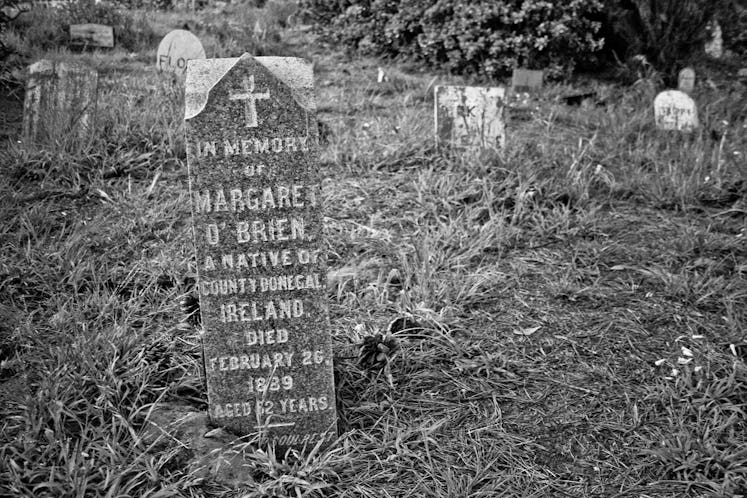 Black and white picture of a tombstone.