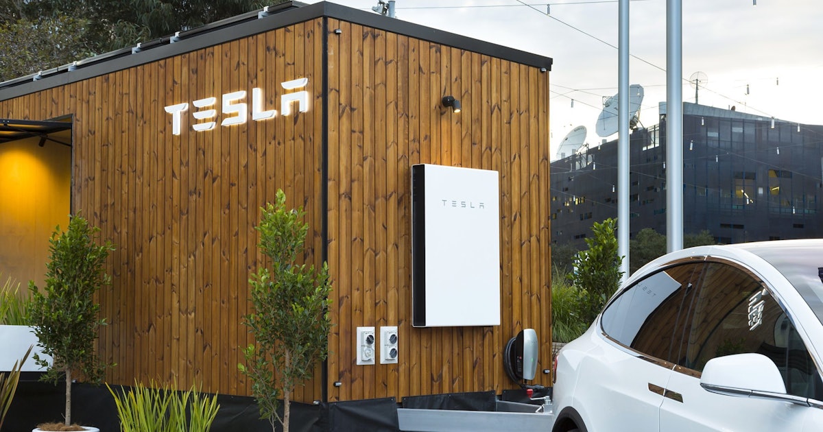 A Model X is Currently Towing a "Tesla Tiny House" Around Australia