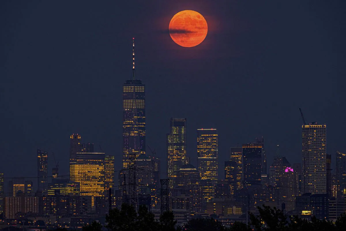 The Last Lunar Eclipse of 2019 Showed an Orange-Hued Full Moon in the South
