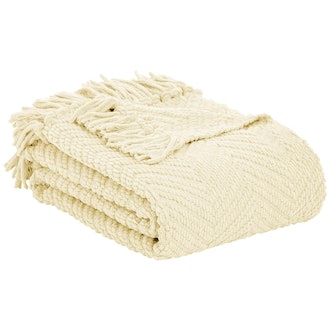 AmazonBasics Chunky Knitted Fringed Throw Blanket
