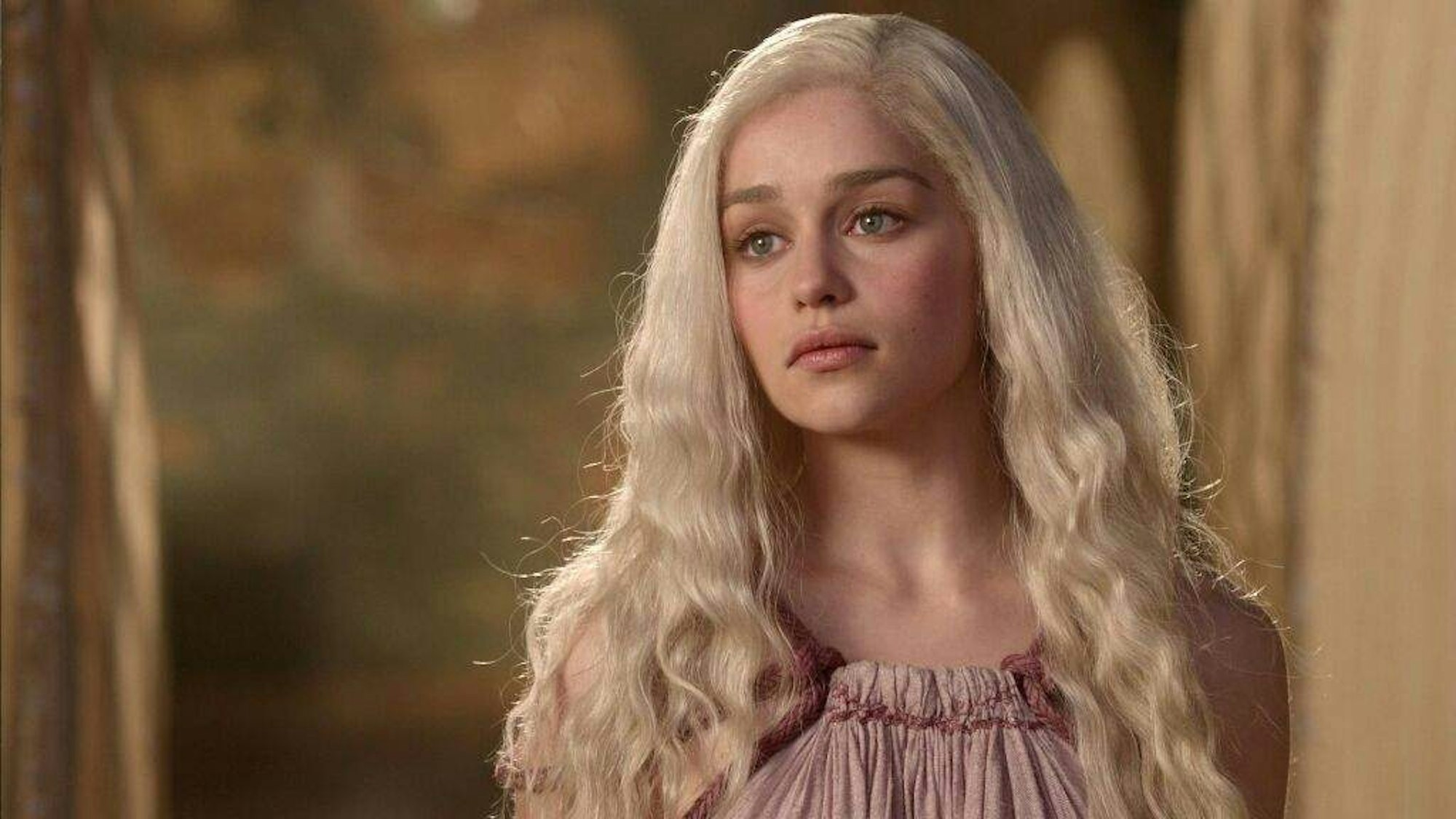 Daenerys In Game Of Thrones Season 1 ?w=2000&auto=format&q=70&fit=max&crop=faces