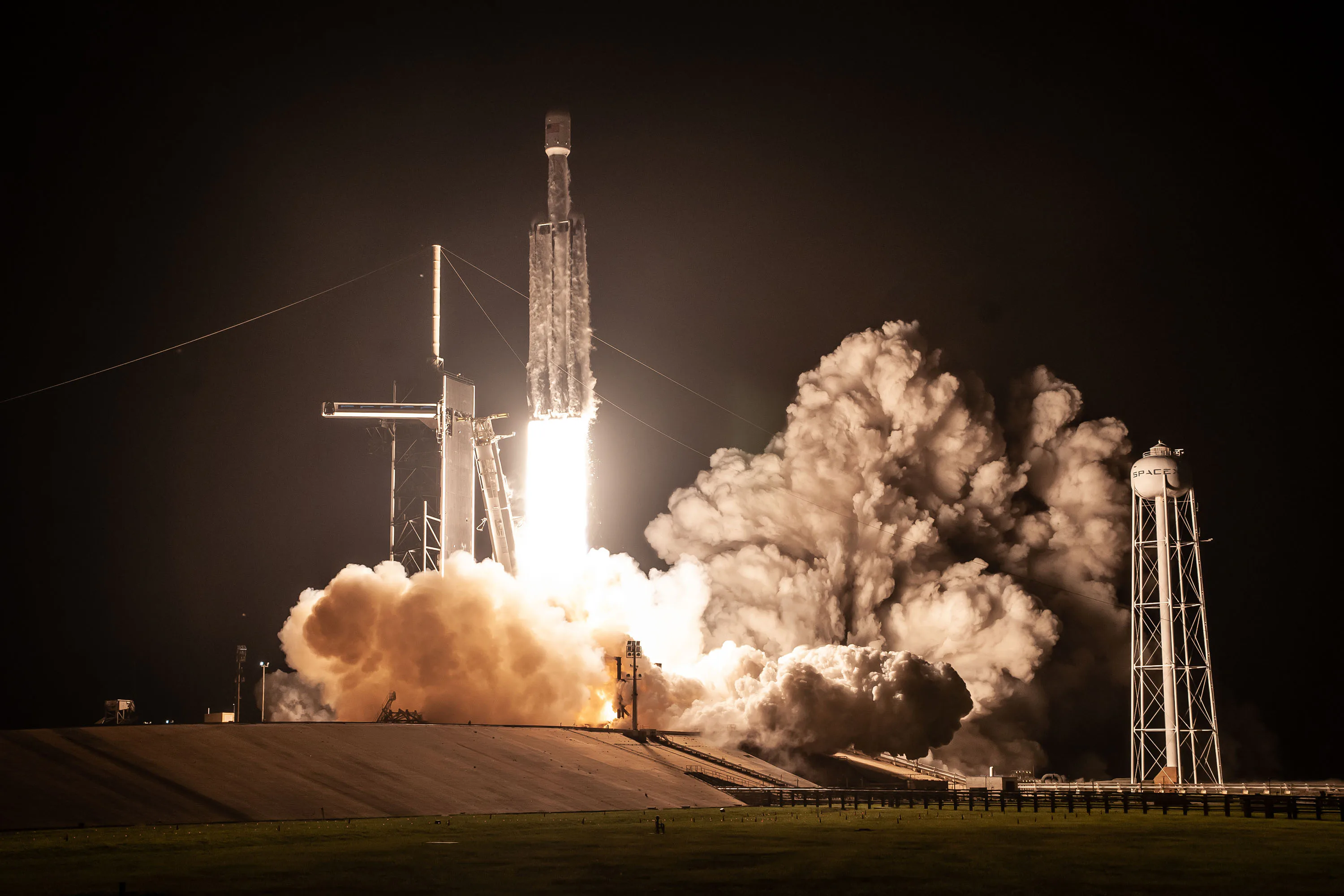 SpaceX: Stunning Photos Show the First-Ever Night Launch of Falcon Heavy