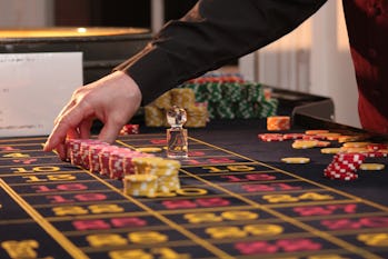 カジノに––スロットとしてルーレットのようなテーブルゲームは、ほぼ同じくらい有利ではありません。