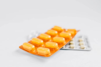 Verschiedene Tabletten vor weißem Hintergrund. Medikamente