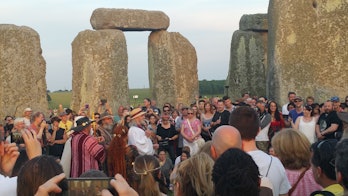 Summer Solstice 2017: Stonehenge crowds as sun rises