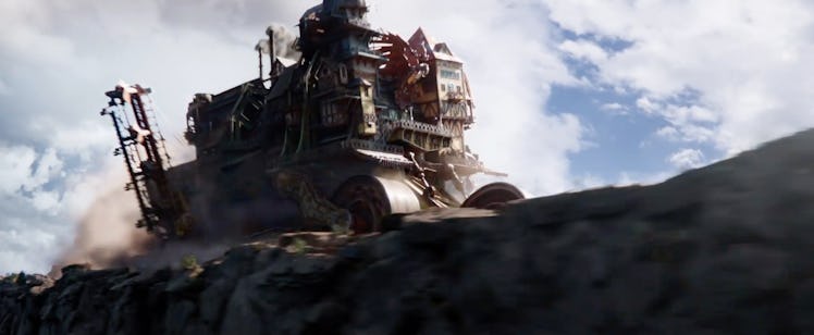 Hester Shaw's mining town is in trouble in the 'Mortal Engines' trailer.
