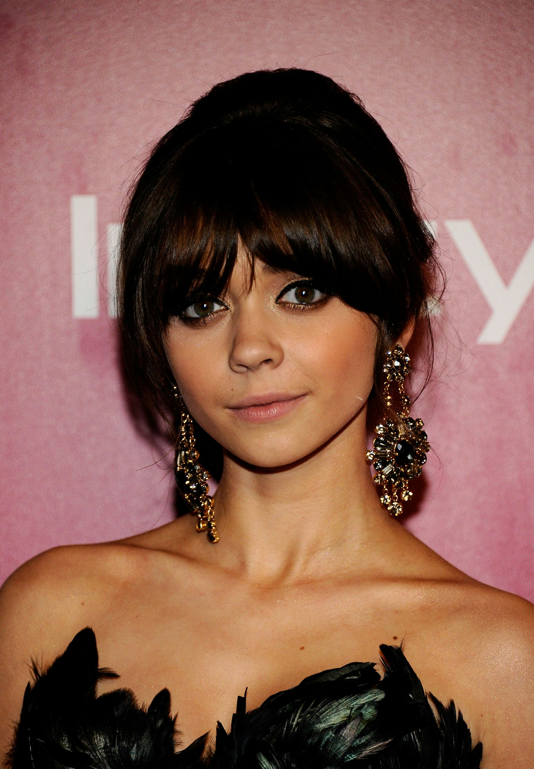 Sarah Hyland's New Hair Color Gives Us A Glimpse At Her Dark & Dramatic
