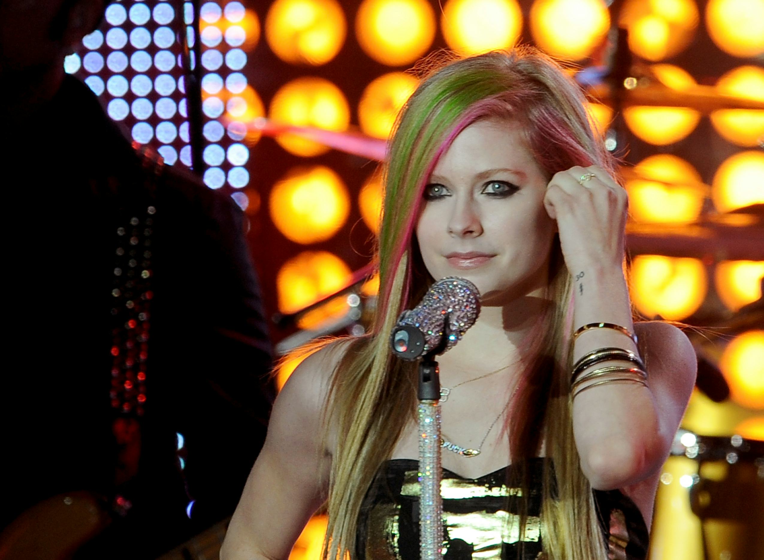 Avril Lavigne Shares Lyme Disease Battle & Shines An Important Light On(01)