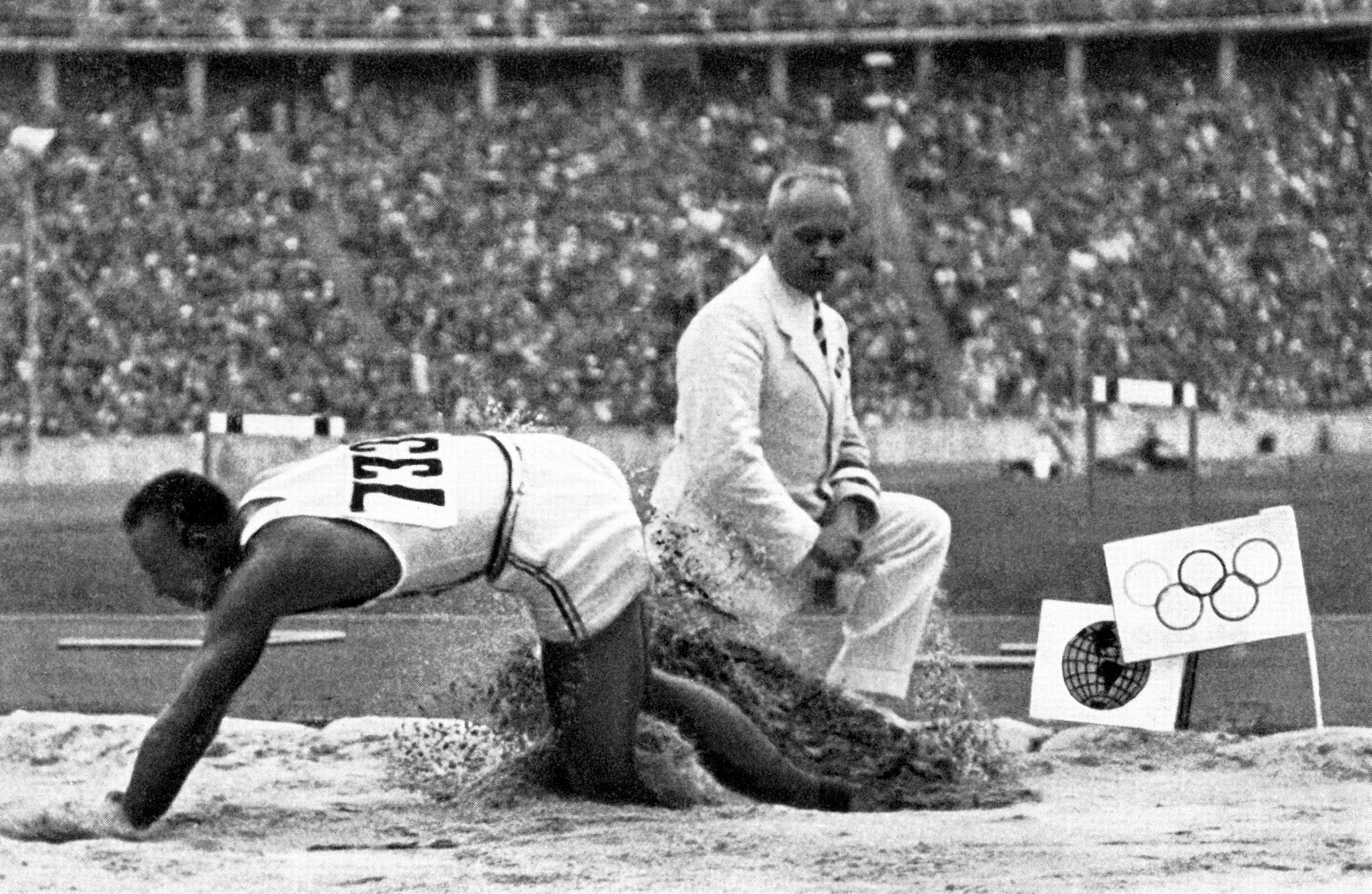 9 Photos Of Jesse Owens At The 1936 Olympics Show What An American Hero ...