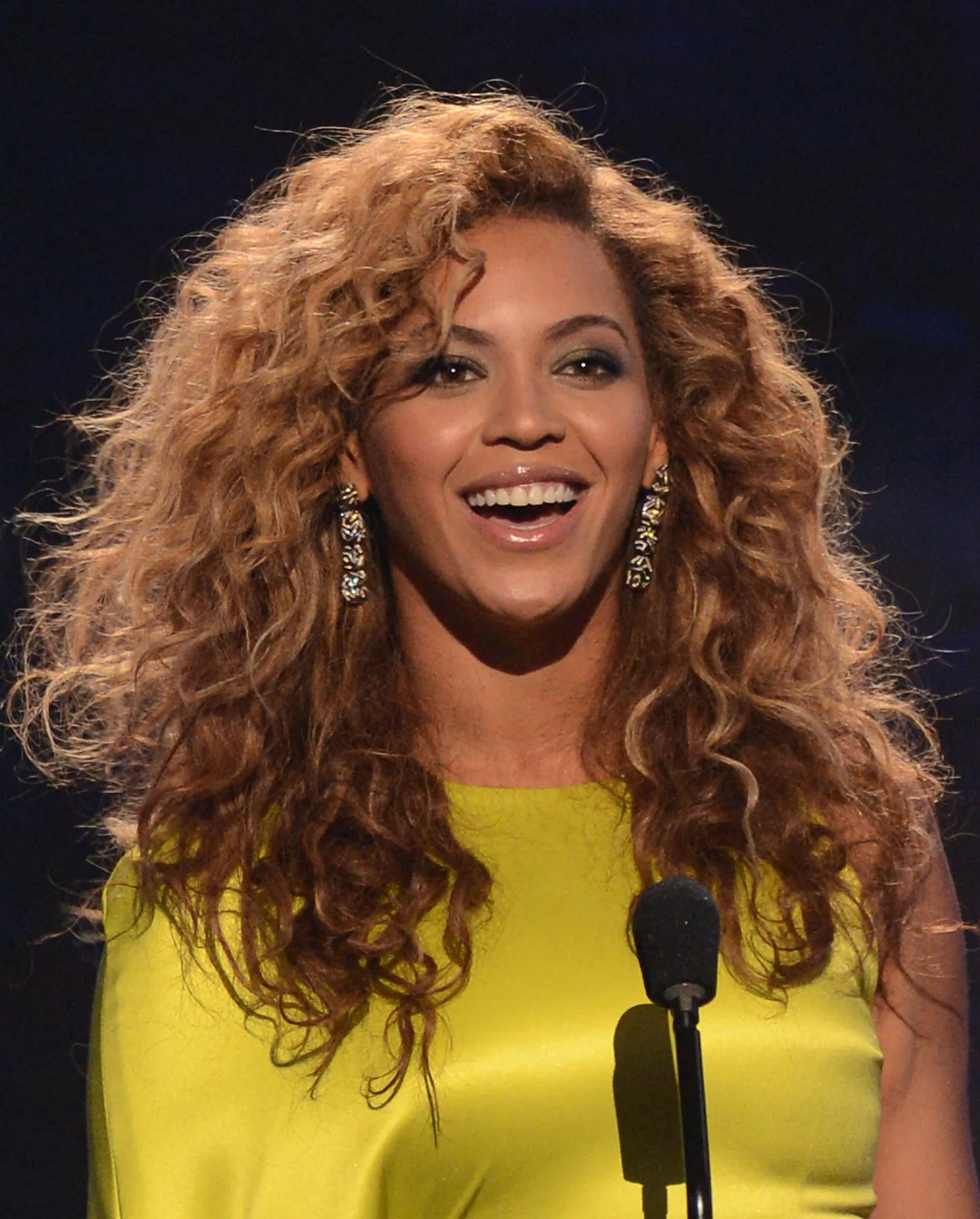 Beyonce Is Platinum Blonde Now, With A Twist — PHOTO