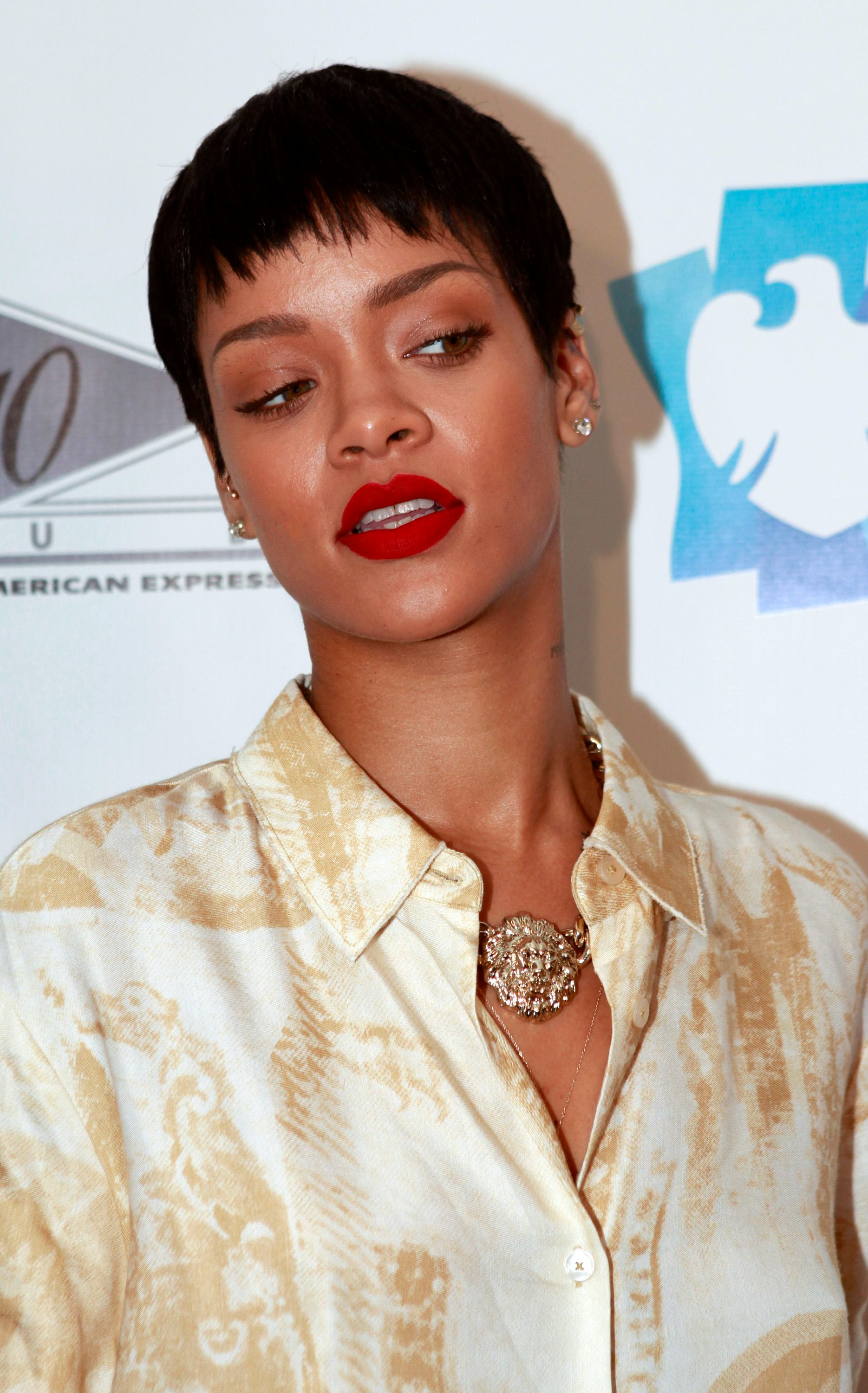 Rihanna Debuts Bold Block Eyebrows As The Latest Move In Her Epically ...