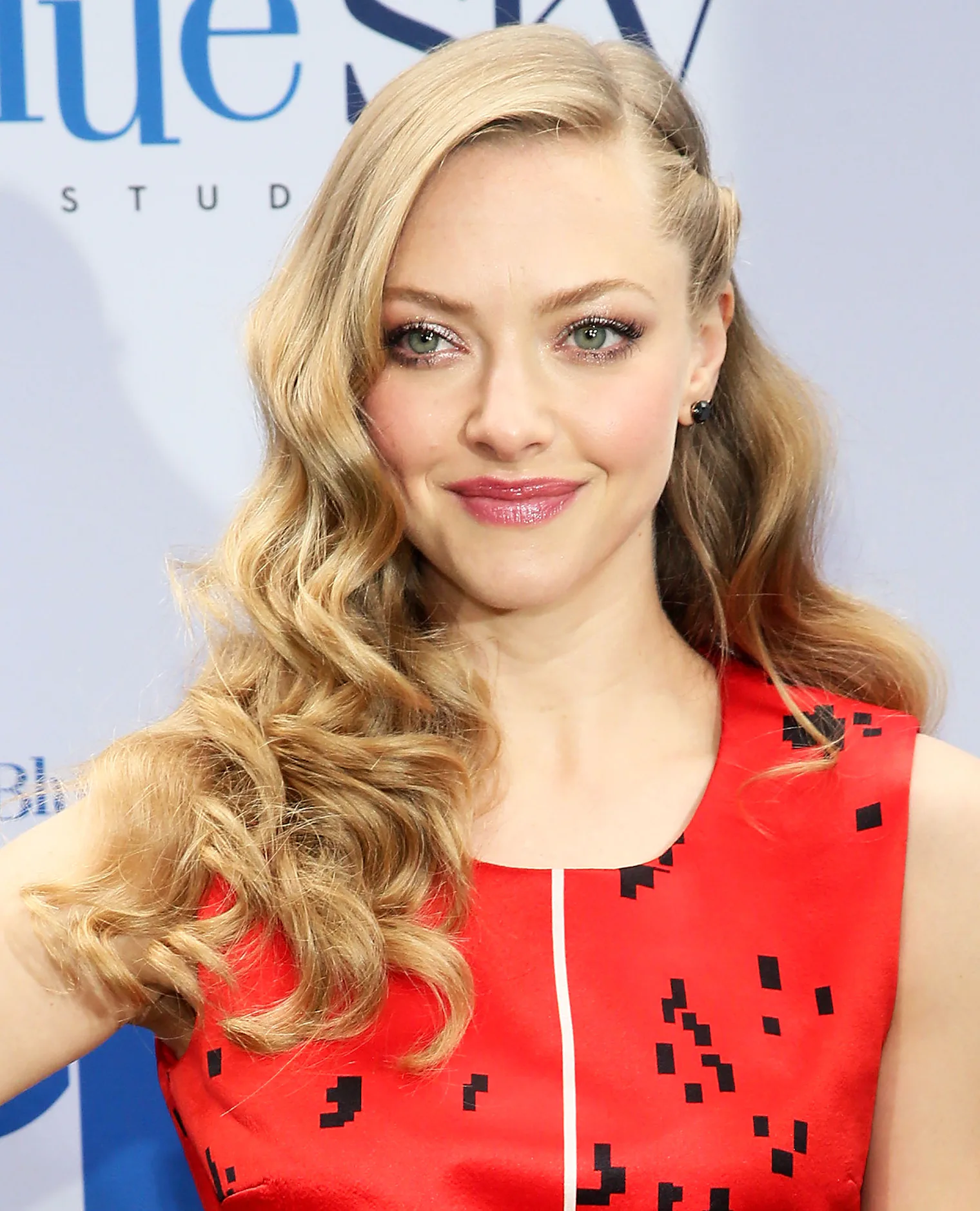 17 Amanda Seyfried Hairstyles To Try At Home Because She Is A Queen 17-amanda-seyfried-hairstyles-to-try-at-home-because-she-is-a-queen