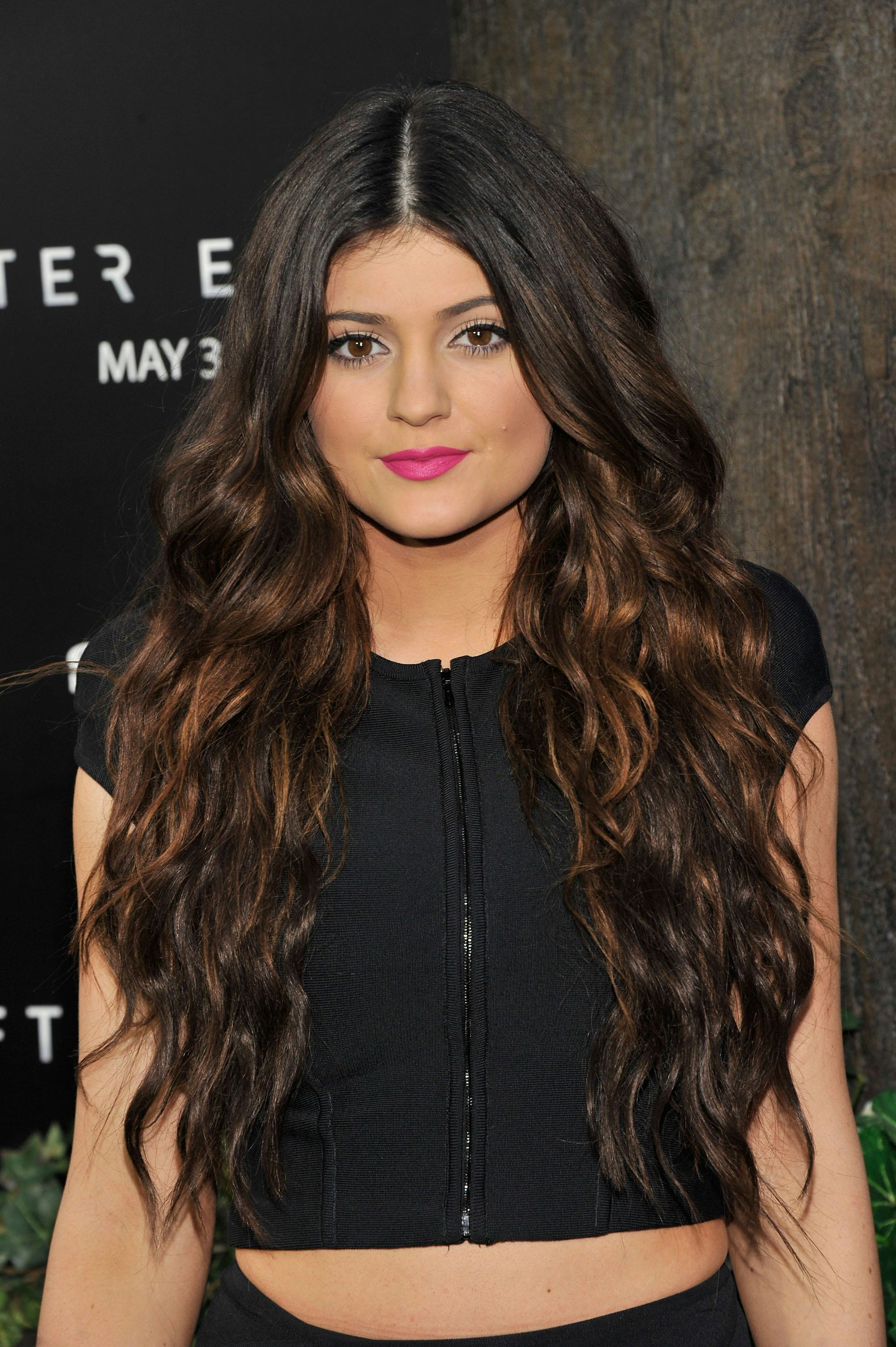 Kylie Jenner Rocks Long Hair & Goes Back To Black — PHOTO