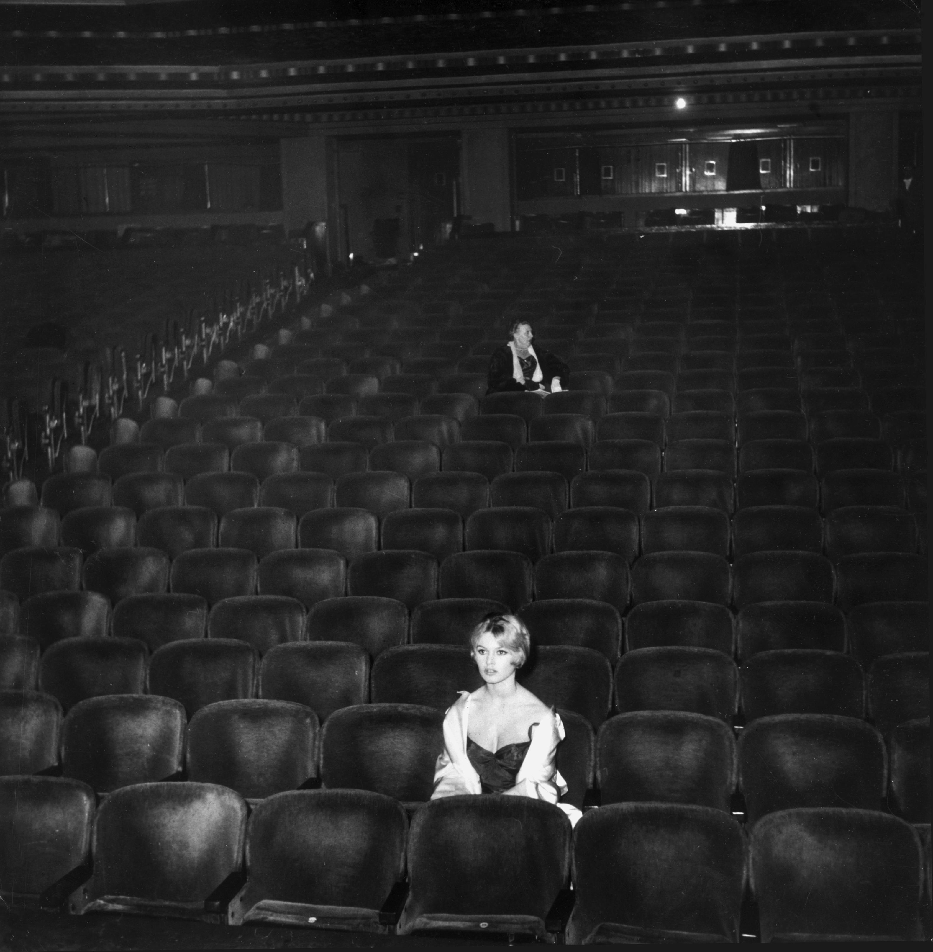 22 Old Movie Theater Pictures That Are Haunting & Beautiful
