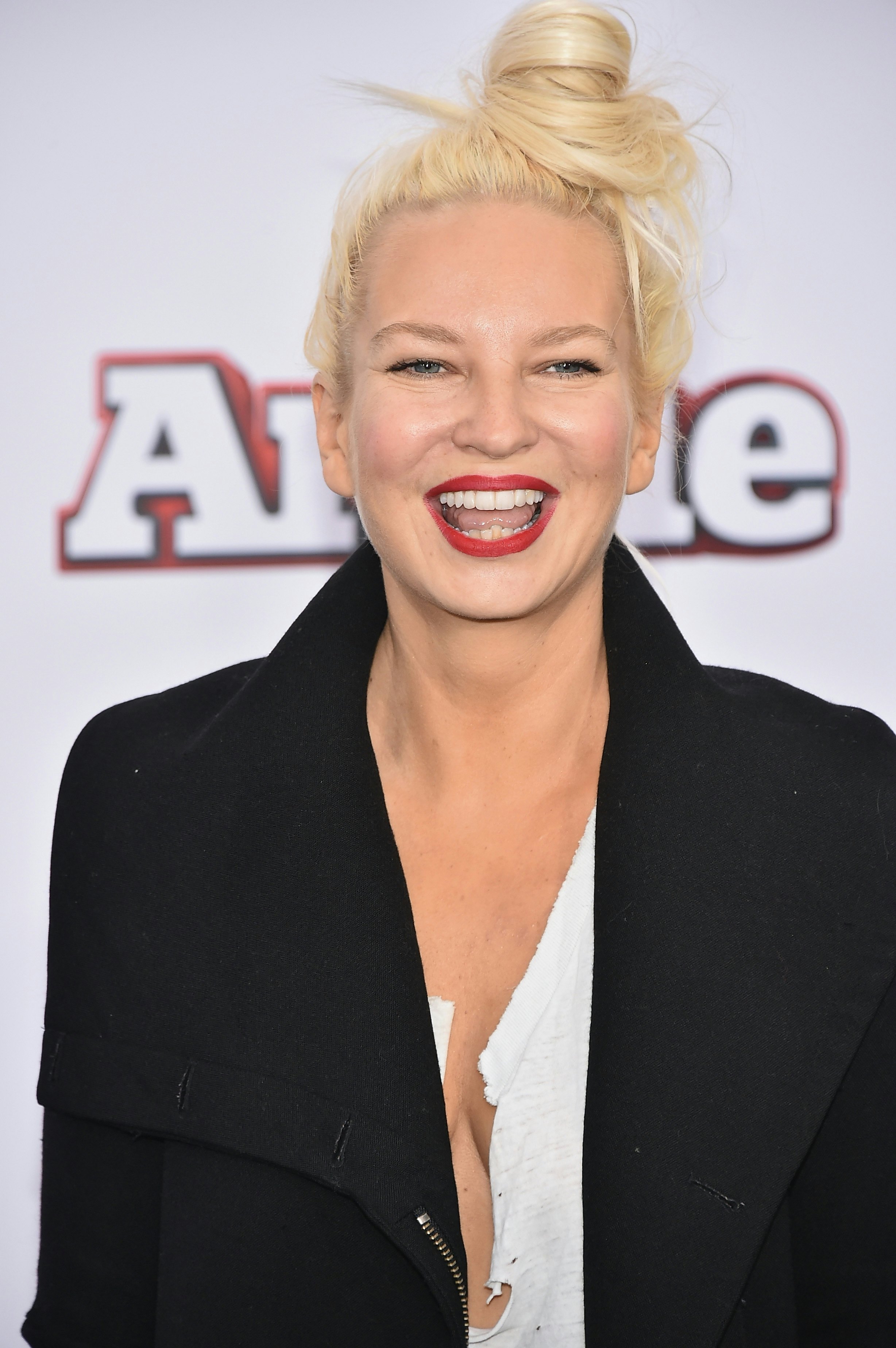 Sia went wigless in this revealing Insta pic - HelloGigglesHelloGiggles