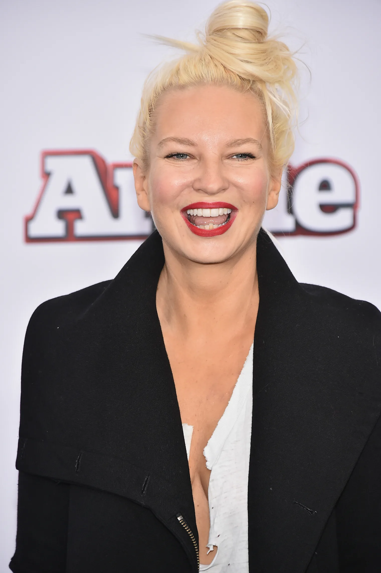 Photos Of Sia Without Her Wig Even Though She Has The Funniest Reason photos-of-sia-without-her-wig-even-though-she-has-the-funniest-reason