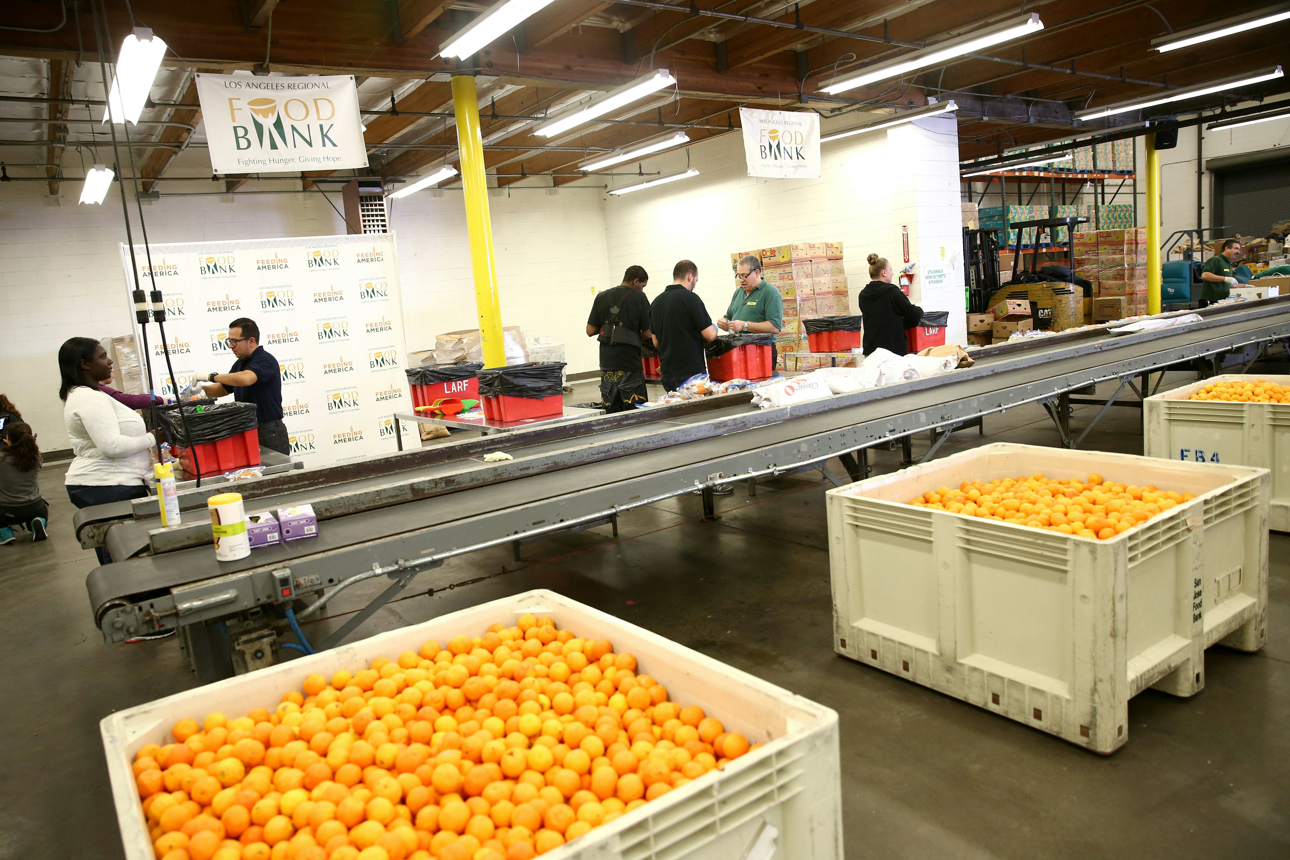 The Difference Between Food Banks, Soup Kitchens, & Food Pantries — And ...