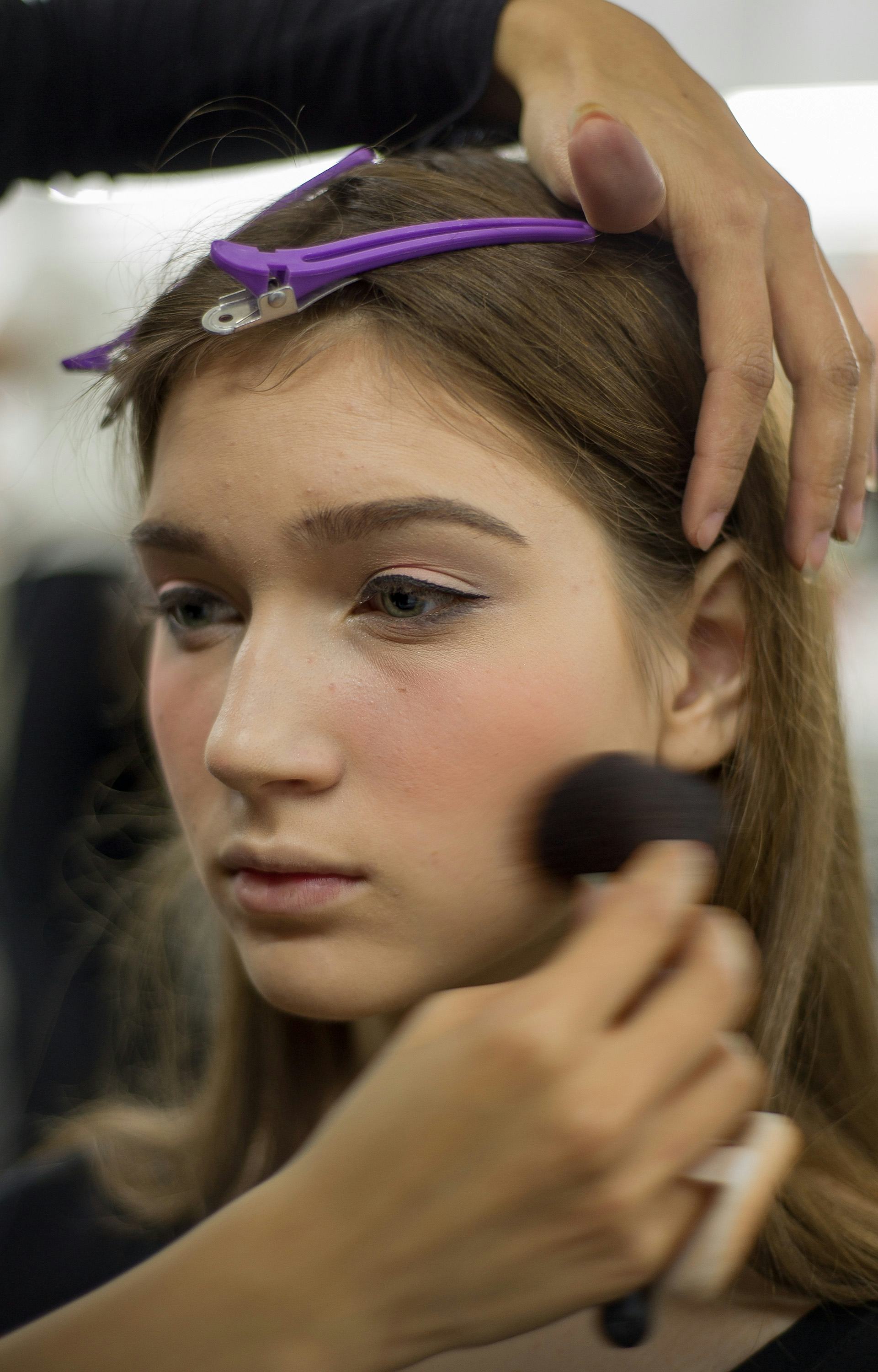 11 Ways To Keep Your Makeup Looking Fresh All Day Long & Prevent It