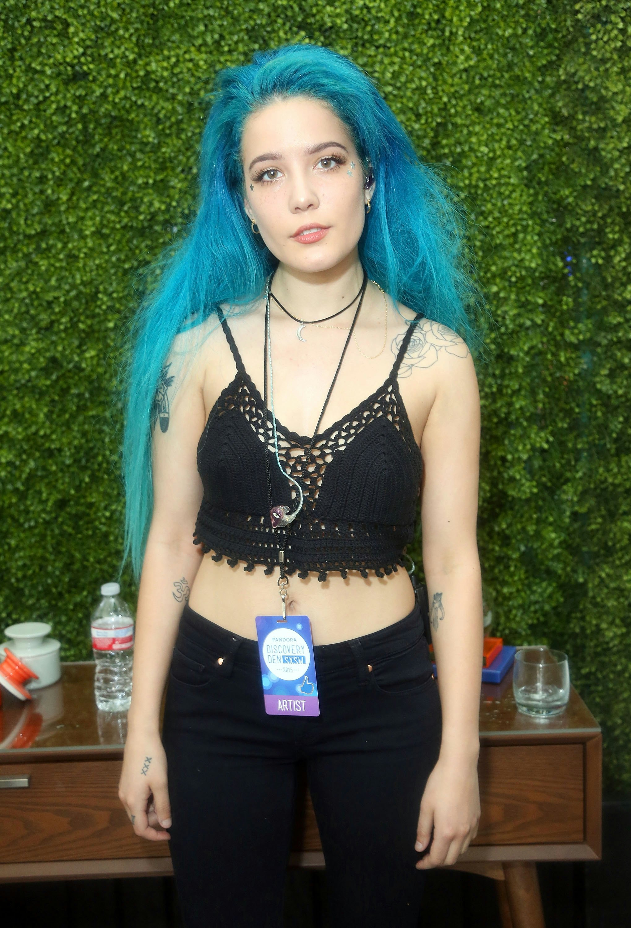 Halsey S Blue Hair Demonstrates Her Playful Side When It Comes To Style Photos