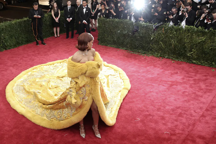 This 2015 Zombie Rihanna Halloween Costume Embraces Style & Spook — PHOTOS